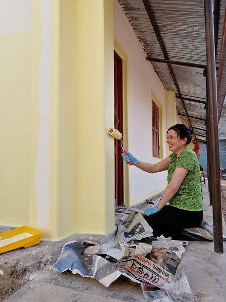 Delyth and the other volunteers spent some mornings renovating the library at a local Deaf school in Nepal