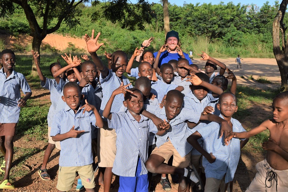 VoluntEars - volunteer with group of students in Ghana
